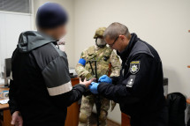 В Одесі правоохоронці викрили злочинну групу осіб, які видавали себе співробітниками СБУ і вимагали гроші у військовозобов’язаних