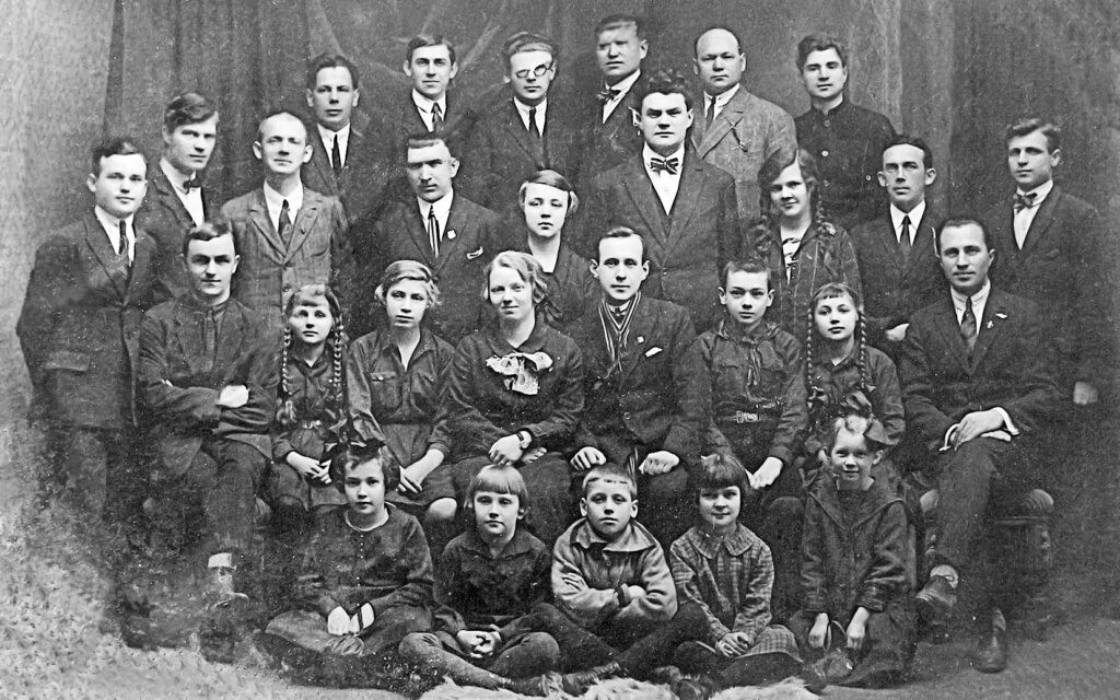 22 квітня 1926 року. Пластуни у Подєбрадах. У центрі у 2 ряду сидить Харитя Кононенко. Світлина з приватного архіву Романа Ко