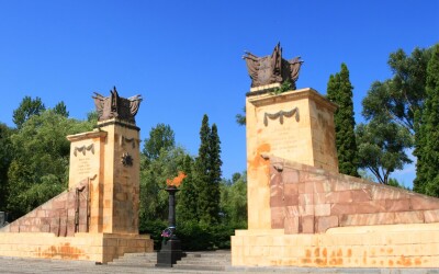 У Львові демонтовують вхідні колони на “холмі слави”