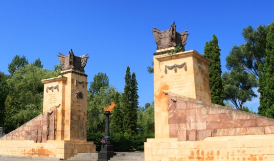 У Львові демонтовують вхідні колони на “холмі слави”