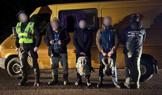 Прикордонники з поліцейськими зупинили провідника з двома порушниками неподалік від кордону з Угорщиною