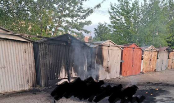 Наслідки обстрілу гаражного кооперативу в Києві, відео