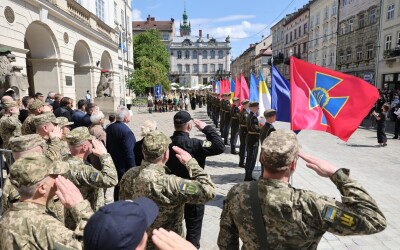 На День міста у центрі Львова замайоріли прапори військових та оборонних сил України