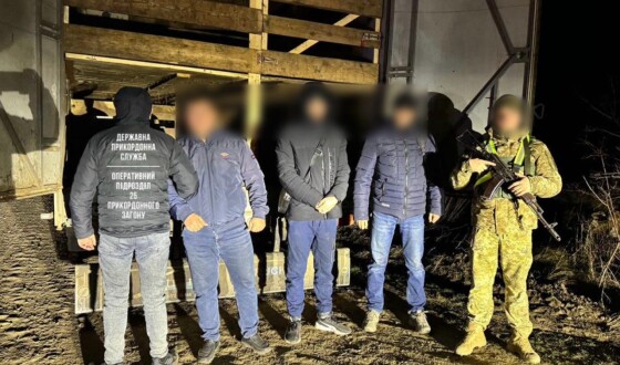 У вантажівці для тварин водій намагався приховано доставити до кордону двох чоловіків
