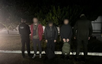 На Буковині прикордонники зупинили трьох шукачів легкої дороги за кордон
