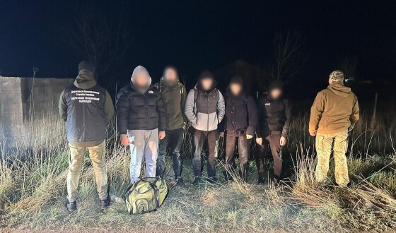 Біля підніжжя Карпат прикордонники затримали дві піші групи «туристів»