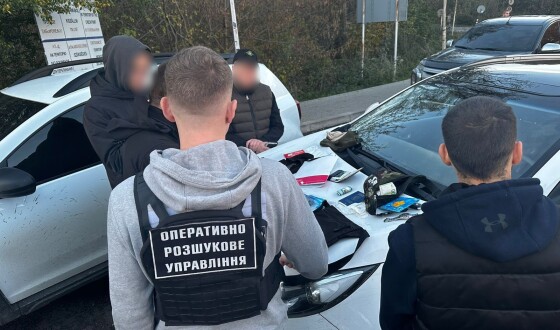 На Закарпатті заскочили на гарячому переправника осіб через кордон