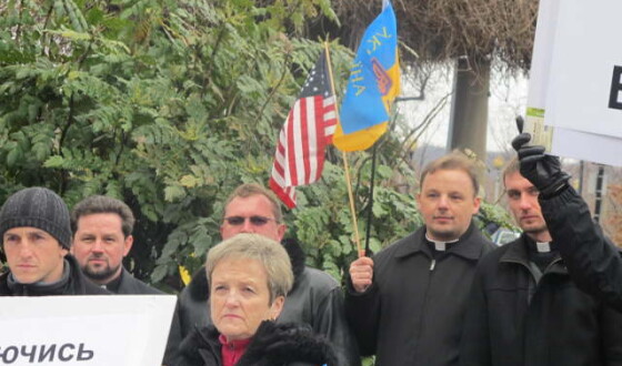 Пікетування  посольств  України та  Росії  у  Вашингтоні українською  громадою  Чикаго та  інших міст США