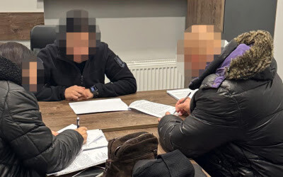 ДБР викрило правоохоронця, який виманював гроші у пенсіонерів, представляючись співробітником банку