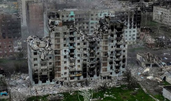 «Стерті з лиця землі»: У Києві відкрили вуличну виставку про українські міста, зруйновані війною