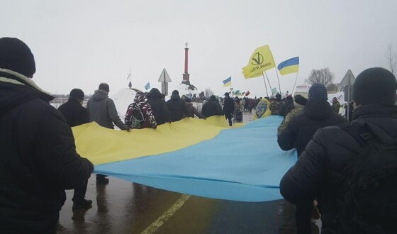 Вільні Люди розгорнули державний прапор на станції Крути