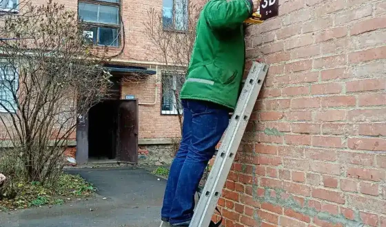 Полтава очищається від російсько-комуністичних вуличних покажчиків