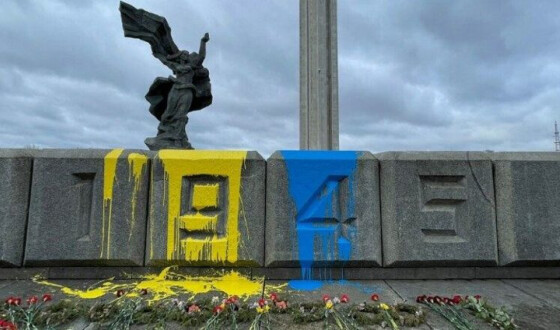 Сьогодні в Ризі не без участі бандерівців знесено пам&#8217;ятник червоній армії (фото, відео)