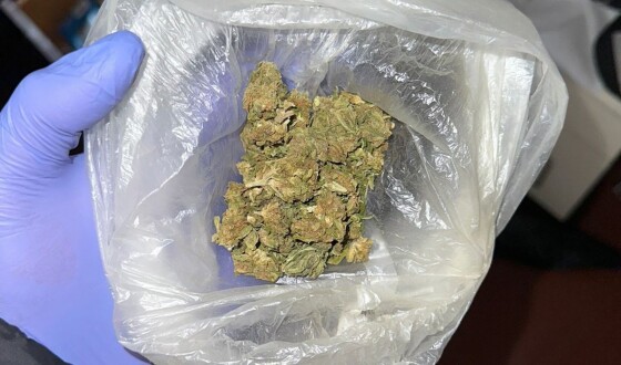 Працівник колонії підпрацьовував наркодилером