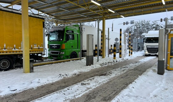 Через погодні умови рух транспортних засобів на кордоні уповільнено