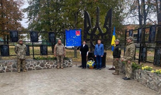 У прикордонному селищі на Сумщині відкрили пам’ятний знак Захисникам України