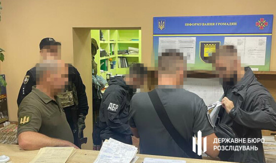На Донеччині ДБР викрило працівників центру комплектування, які видавали ухилянтам фіктивні документи для перетину державного кордону