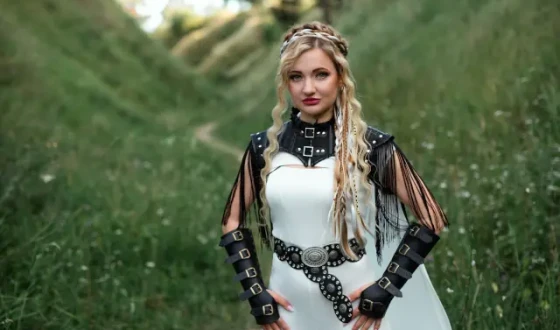 «Битва за світло»: Охтирчанка поєднала козацьку добу і сучасне українське військо в новому кліпі