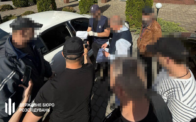 На Закарпатті митник заробляв на «контрабанді» чоловіків призовного віку