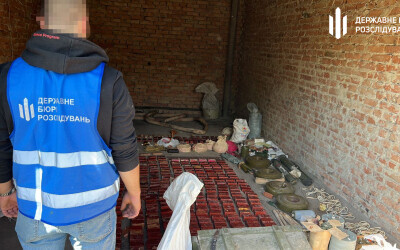 На Кіровоградщині ДБР виявило схованку вибухівки та боєприпасів