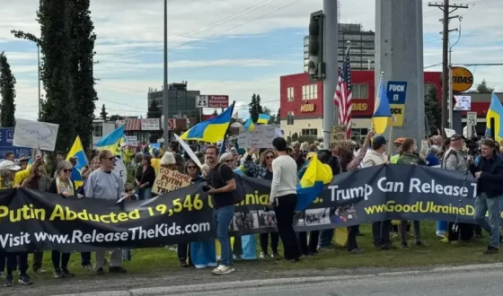 Українські організації мітингують на Алясці напередодні зустрічі Трампа і Путіна
