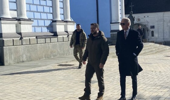 Байден ходить Києвом під час повітряної тривоги, відео