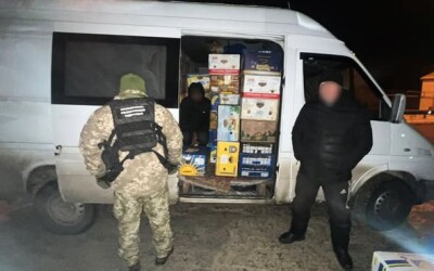 На Буковині прикордонники затримали чоловіка, який ховався у вантажівці серед порожніх коробок