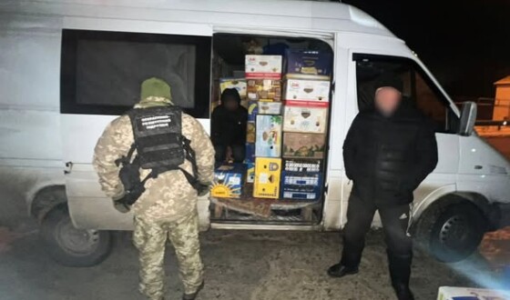 На Буковині прикордонники затримали чоловіка, який ховався у вантажівці серед порожніх коробок