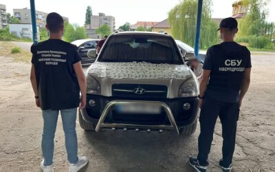 На Закрапатті правоохоронці затримали провідника під час передачі йому від клієнта 11 000 доларів США
