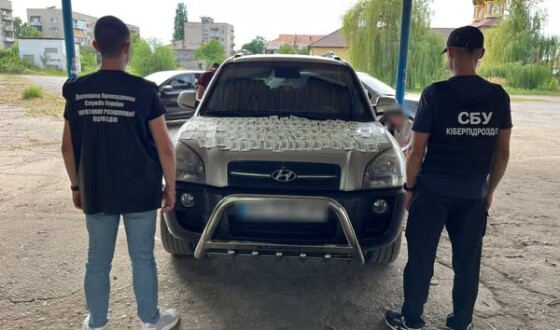 На Закрапатті правоохоронці затримали провідника під час передачі йому від клієнта 11 000 доларів США