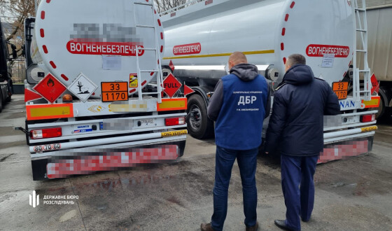 ДБР виявило на Вінницькій митниці понад сотні тисяч літрів незаконно ввезеного спирту, який хотіли пустити на контрафакт