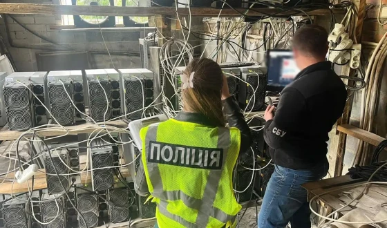 Житомирські поліцейські завершили розслідування махінацій з електроенергією для майнінґу