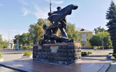 «Пам’ятники» матросам флотилії ленінської росії у Кременчуці та біля Оржиці вилучено з держреєстру. Їх демонтують