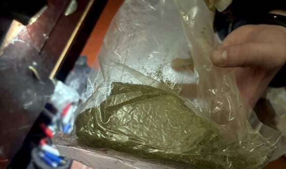 На Житомирщині поліція заблокувала канал постачання наркотиків до виправної установи