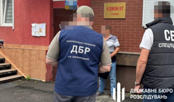ДБР затримало посадовця податкової Хмельниччини на хабарі у 200 тис. грн