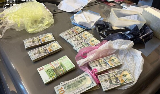 П’ятеро чоловіків, серед яких посадовці ДП «Ліси України», організували незаконний збут деревини на понад 1,4 млн грн