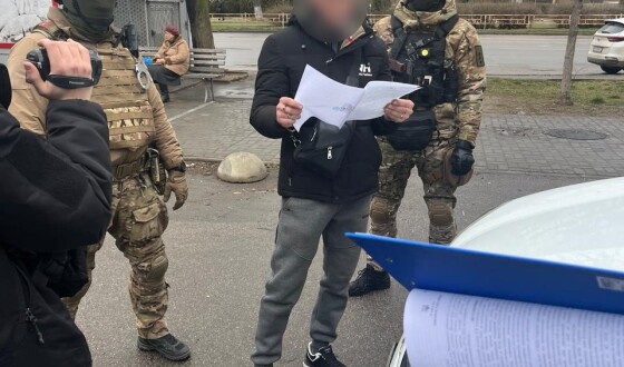 На Херсонщині поліцейські затримали злочинне угруповання за збут зброї та наркотиків