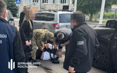 ДБР затримало військового та його спільника за організацію незаконного переправлення ухилянтів за 50 тис. доларів