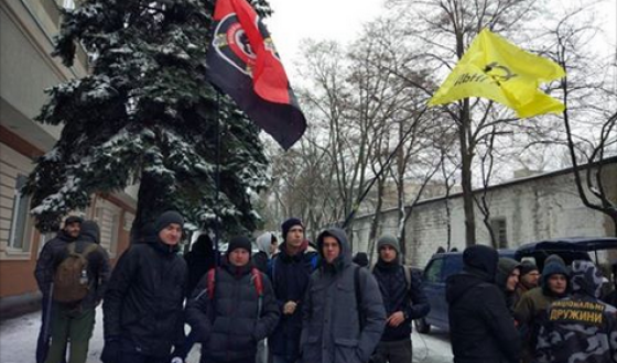 Вільні Люди зібрались під судом, аби підтримати Поліщука і Медведька