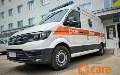 CARE передає дві карети швидкої допомоги та мобільну клініку лікарням Краматорська та Охтирки