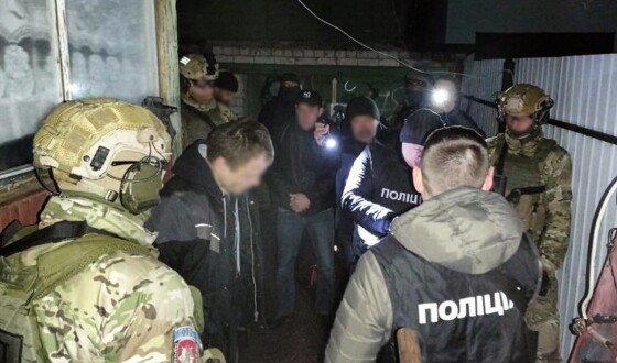 Поліцейські Чернігівщини затримали групу торговців наркотиками та різними видами озброєння