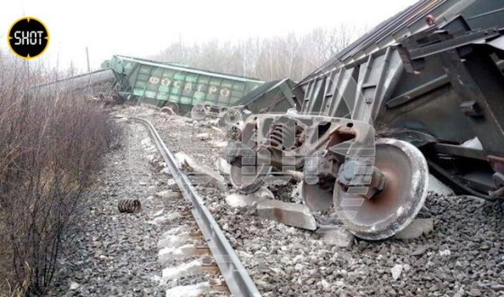 Відео з місця диверсії у Рязанській області, де з рейок зійшли 19 вантажних вагонів