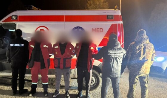 Працівник поліції вивозив ухилянтів до кордону на &#8220;швидкій&#8221;, в костюмах медпрацівників