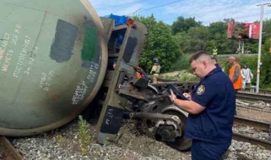 В рф зійшли з рейок цистерни з пальним, можлива диверсія (фото, відео)