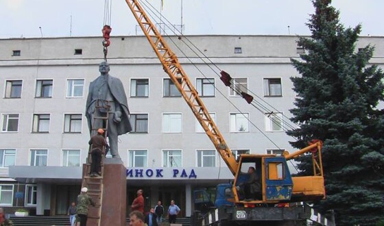 В Новоград-Волинському демонтували пам’ятник Леніну