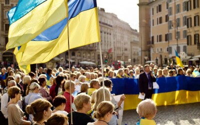 “Трамп, не допомагай путіну вбивати українців”. Біля посольства США в Римі пройшла акція протесту