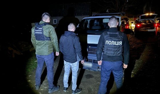 На кордоні зі Словаччиною затримали групу чоловіків призовного віку, а згодом і їх переправника