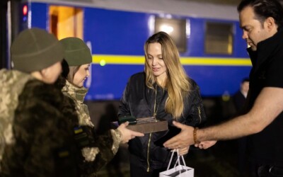 Прикордонники подякували Анджеліні Джолі – гуманітарній діячці за підтримку України