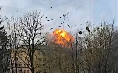 Для підготовки до перемир’я росіяни вдарили дроном по багатоквартирному будинку (відео)