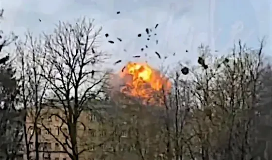 Для підготовки до перемир’я росіяни вдарили дроном по багатоквартирному будинку (відео)